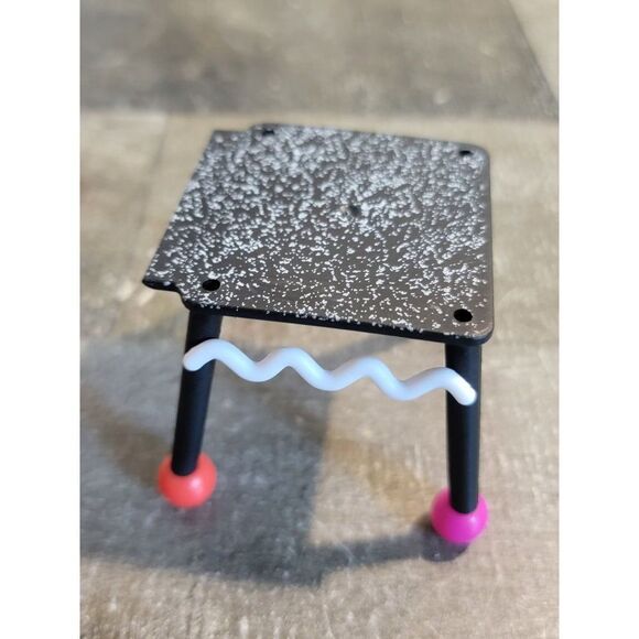 Black splattered mini doll table toy figure pink red - Picture 1 of 4